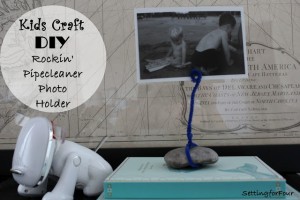 See the easy tutorial to make this fun kids craft: DIY Pipe Cleaner Photo Holder! Great kids activity to do over the summer break, holidays and back to school. A fun frameless way to display vacation photos, Instagram photos or kids art!