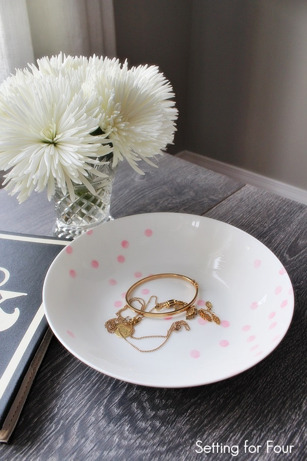 Looking for a way to organize your jewelry, keys and sunglasses? Make this easy, fun Confetti Pattern Painted Bowl DIY project. Gorgeous way to decorate your coffee table or nightstand.