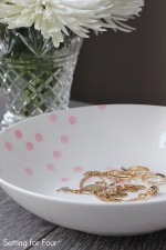 I LOVE this QUICK AND EASY Kate Spade hack! Organize your jewelry in STYLE! Learn how to make this pretty Painted Confetti Pattern Bowl in just minutes with a secret trick to make this confetti pattern. This beautiful hand painted bowl is a gorgeous way to organize your home - store keys, jewelry, odds and ends! A fabulous gift to make and give.