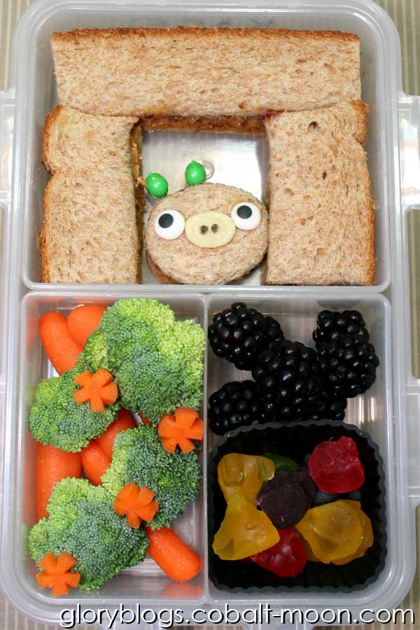 Pig Sandwich Bento Box - Fun Back To School Lunch Idea For Kids. Kids School Lunch and Snack Ideas! Back To School Ideas for busy moms and dads! Kids Recipes.