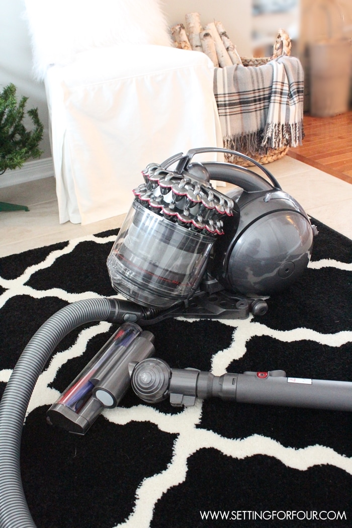 6 helpful tips to get your home really clean for guests with Dyson Cinetic vacuum cleaner! Ditch your old vacuum for this efficient, sleek and powerful vacuum! www.setttingforfour.com