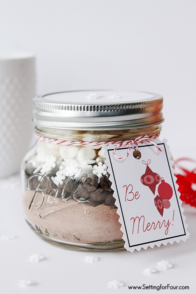 Easy DIY Snowflake Hot Chocolate Mason Jar Recipe - see the ingredients and directions to make! Great DIY holiday food gift idea.