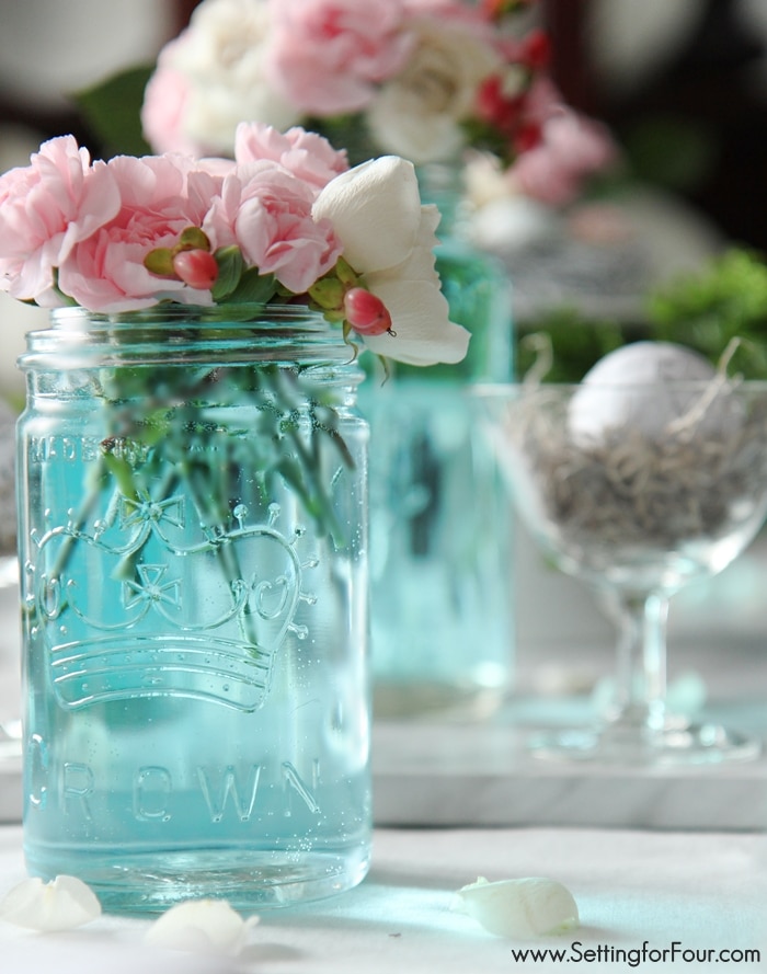 The easiest way to tint mason jars blue and Spring mason jar decorating ideas.