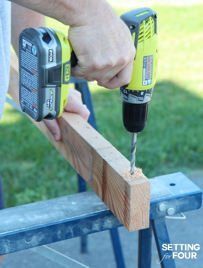 Buiding a DIY Outdoor Pallet Wood Bar. www.settingforfour.com