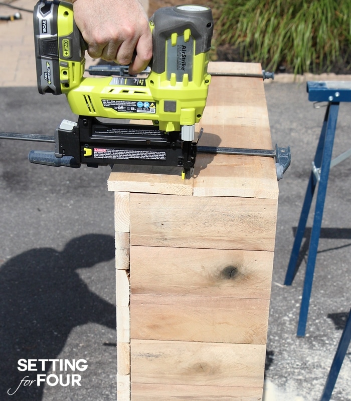 Rustic DIY Wood Pallet Bar idea for your deck, patio or man cave! www.settingforfour.com