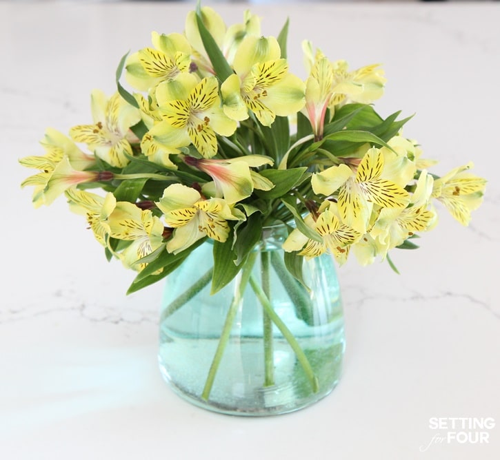 See this inexpensive floral centerpiece using grocery store flowers and a thrift store vase! Stunning way to decorate your home and what gorgeous centerpieces this would make at weddings, showers and parties!