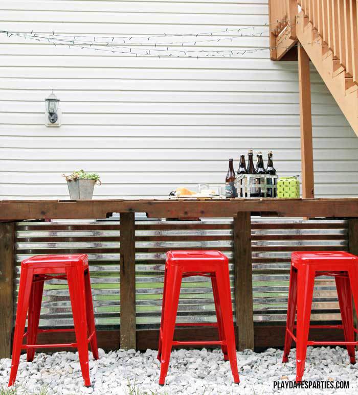  Make an beautiful Outdoor Bar from pallet wood, cinder blocks and corrugated steel roofing: A Backyard Ready For Summer Entertaining