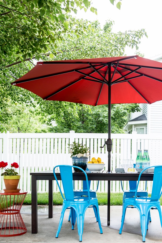 Summer Outdoor Decorating Tip No. 10: Instead of pairing navy with red, try aqua blue! Patio Dining Makeover