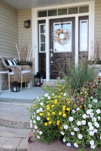Increase your home's curb appeal with these design and porch decor ideas that will add value and beauty to your home! Stunning ideas for flower garden beds, porch decor and door color.