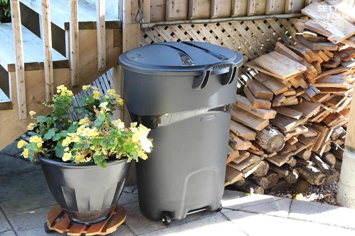 Nothing's worse than having wet wood when you want to have a firepit party! Here's a clever idea on how to keep your firewood dry!