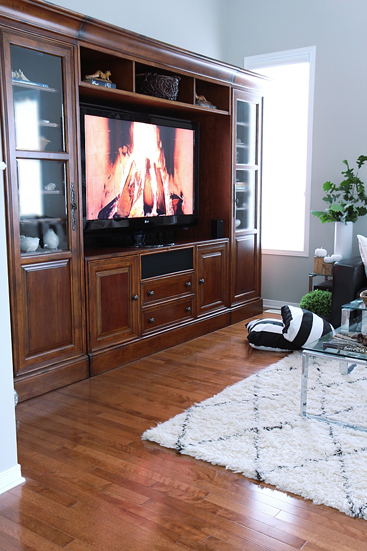 See this traditional rustic TV media unit in a glam family room and lots of fall decorating tips. This soft Moroccan shag carpet adds coziness to the family room for autumn.