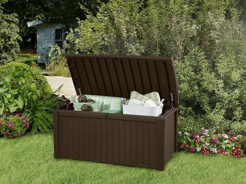 How to Organize your home and outdoor space! See this outdoor storage bench which is the perfect place to store outdoor candles, cushions, blankets and more!