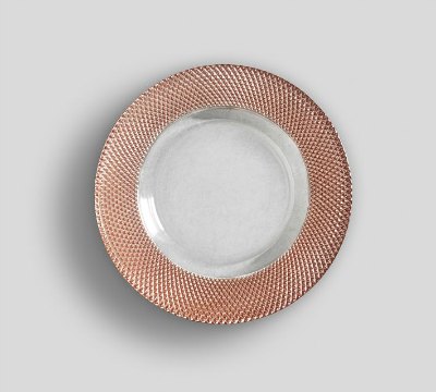 These rose gold plates are a-MAZING and look so pretty and shimmery!A table would look stunning with these rose gold accents mixed with white dishes.