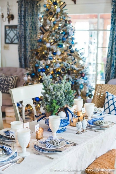 Love this! See how to make a folding table look stunning for the holidays! Easy DIY entertaining idea for the home.