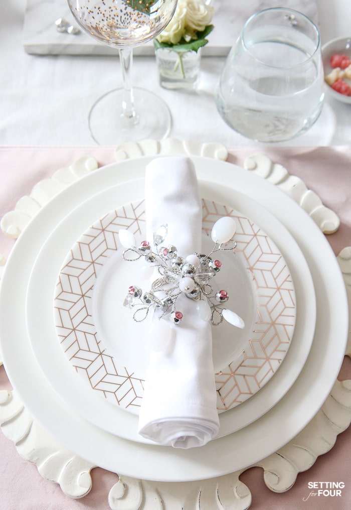 Valentine's Day Table Decor Ideas: beautiful place setting tips and centerpiece ideas.