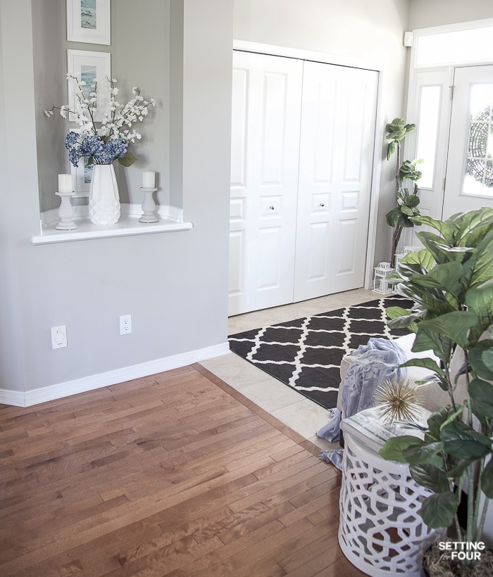 Summer decor ideas for your entryway. #summer #hometour #decor #entryway #decorideas