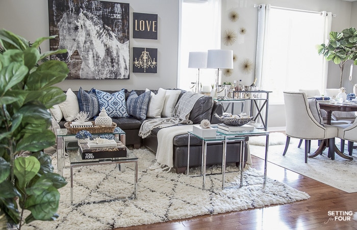 Summer decor ideas for your family room. #summer #hometour #familyroom #decor #decorideas