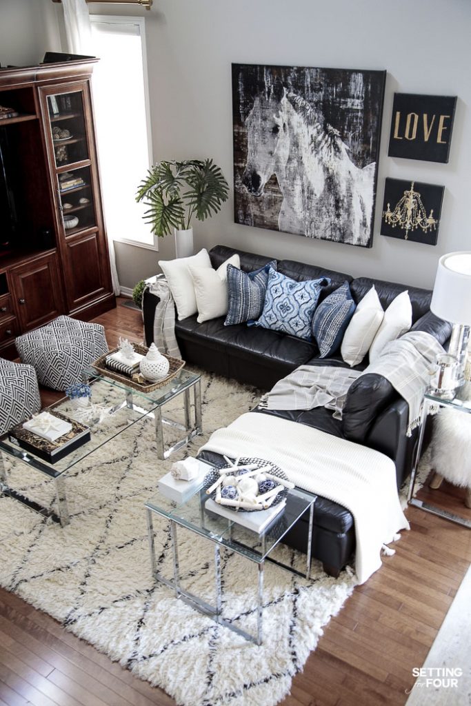 Summer decor ideas for your family room. #summer #hometour #familyroom #decor #decorideas