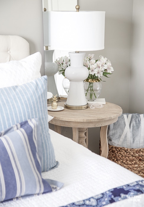 7 Simple Summer Bedroom Decorating Ideas and accent pillow tips. #decor #decoratingideas #pillows #accentpillows #summer #bedroom