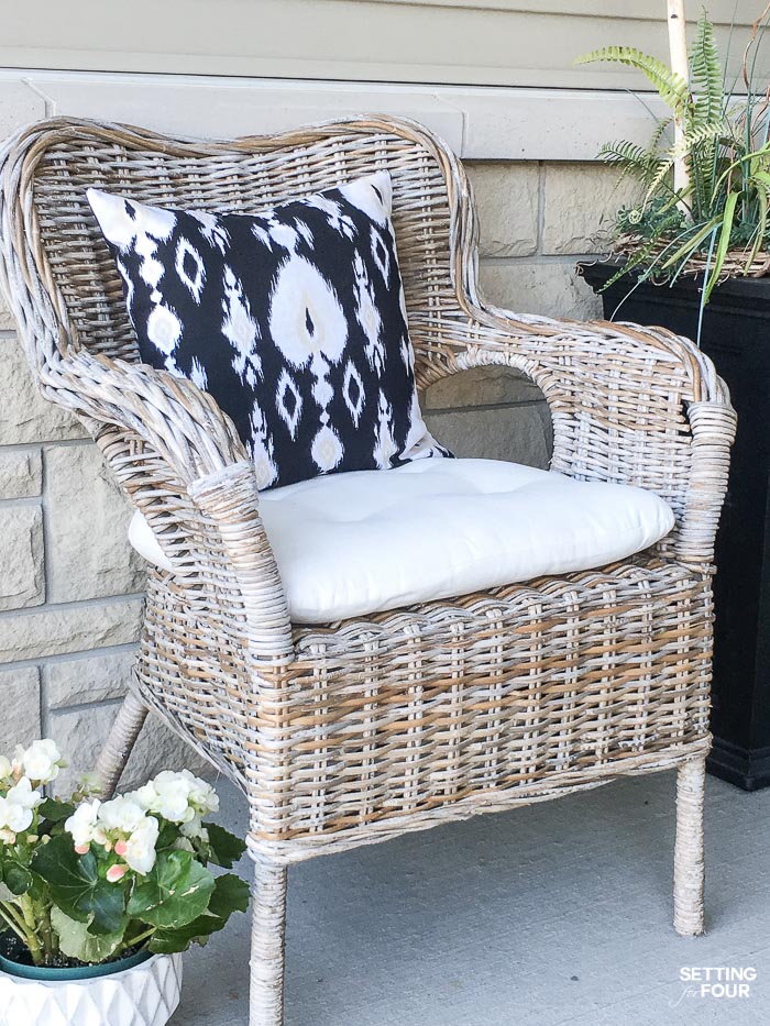 Easy DIY Throw Pillow Cover. #diy #tutorial #pillow #decor #decorideas 