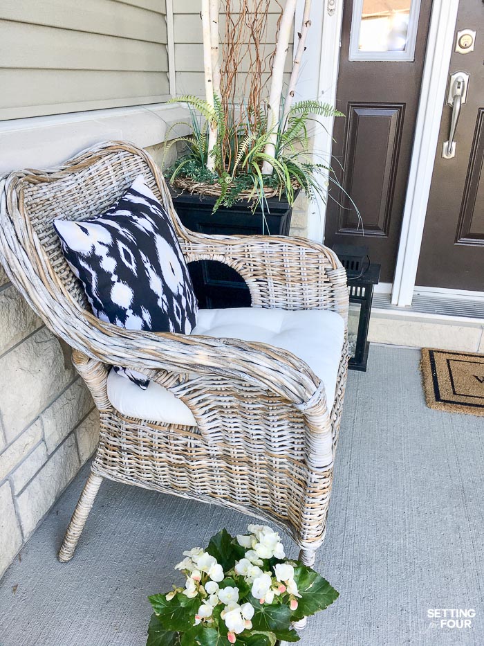 Easy DIY Throw Pillow Cover. #diy #tutorial #pillow #decor #decorideas 