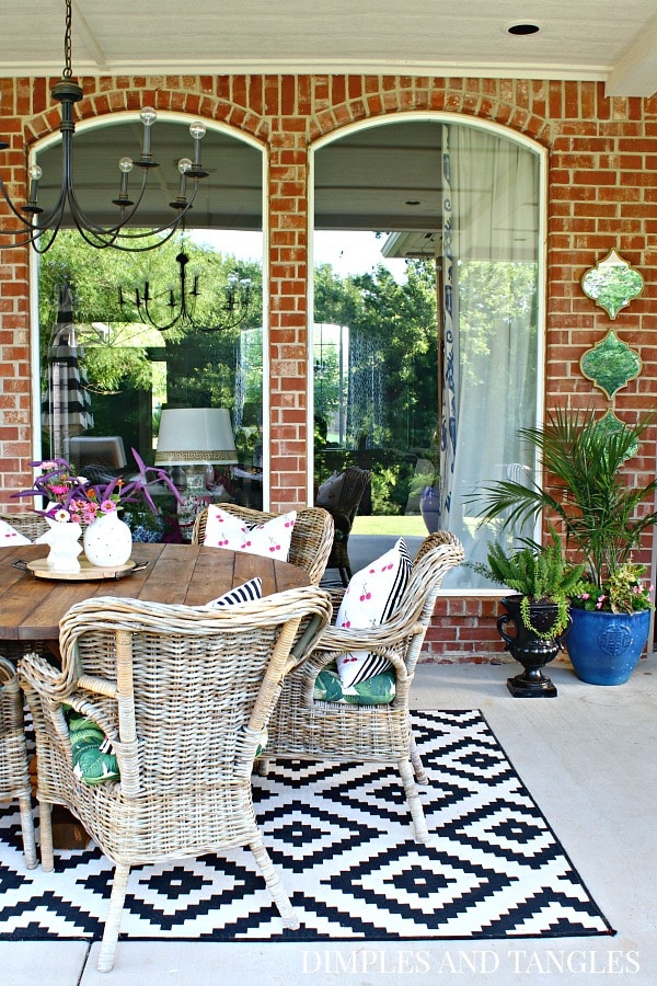 See 30 Gorgeous Summer Home Tours including this one & Summer Decor Ideas! You'll find lots of fun summer decorating inspiration for your home, indoors and outdoors. Go through all the tours and make a list of what you'd like to add to your home to-decorate wish list! #summer #decor #decorideas #hometour #interiordesign #homedecor