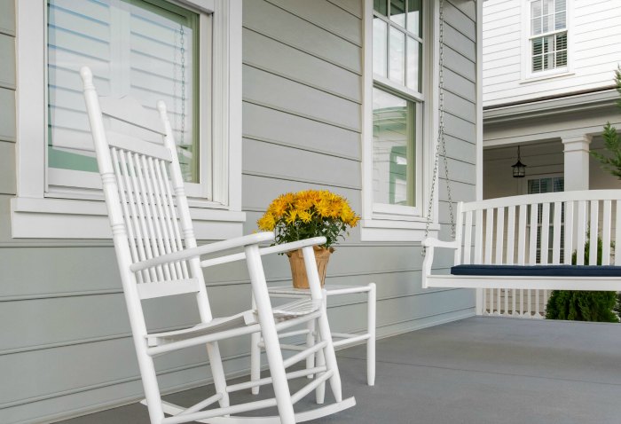 12 Curb Appeal Design Elements & Porch Decor Tips #curbappeal #decor #porch #exterior #homeimprovement #design #siding #decorideas #JamesHardieInspired