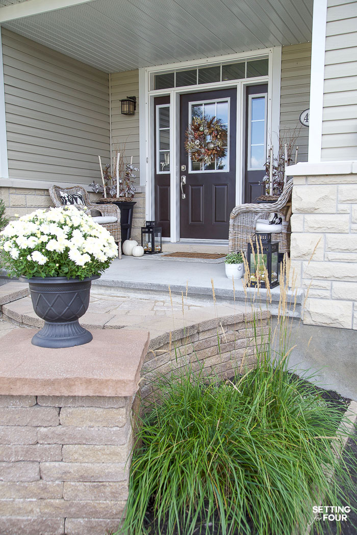 Easy Fall Porch Decorating Ideas With Big Impact! #wreath #easy #fall #porch #decor #pumpkins #leaves #mums