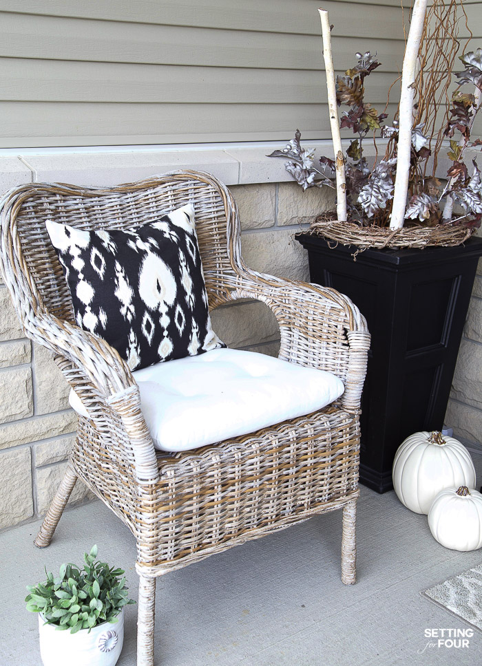 Simple Fall Porch Decorating Ideas With Big Impact! #pillow #seating #simple #fall #porch #decor #pumpkins #leaves 