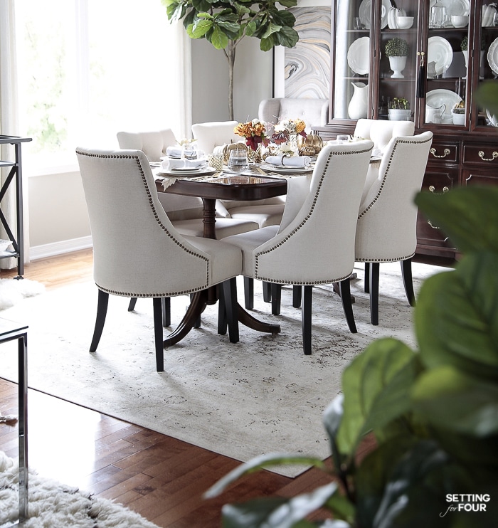 Beautiful dining room furniture and decor ideas for Thanksgiving. #thanksgiving #furniture #diningroom #placesetting #tabletop #decorating