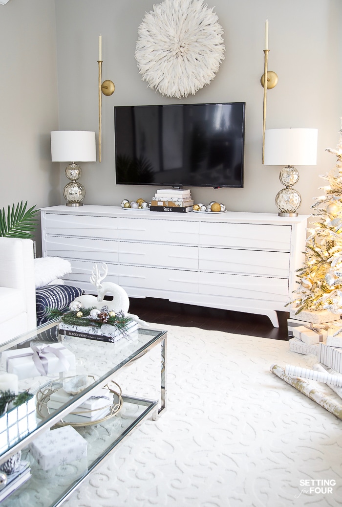 Christmas living room decor ideas. #christmaslivingroom #christmasdecor #christmasdecorations #holidaydecor #xmasdecor