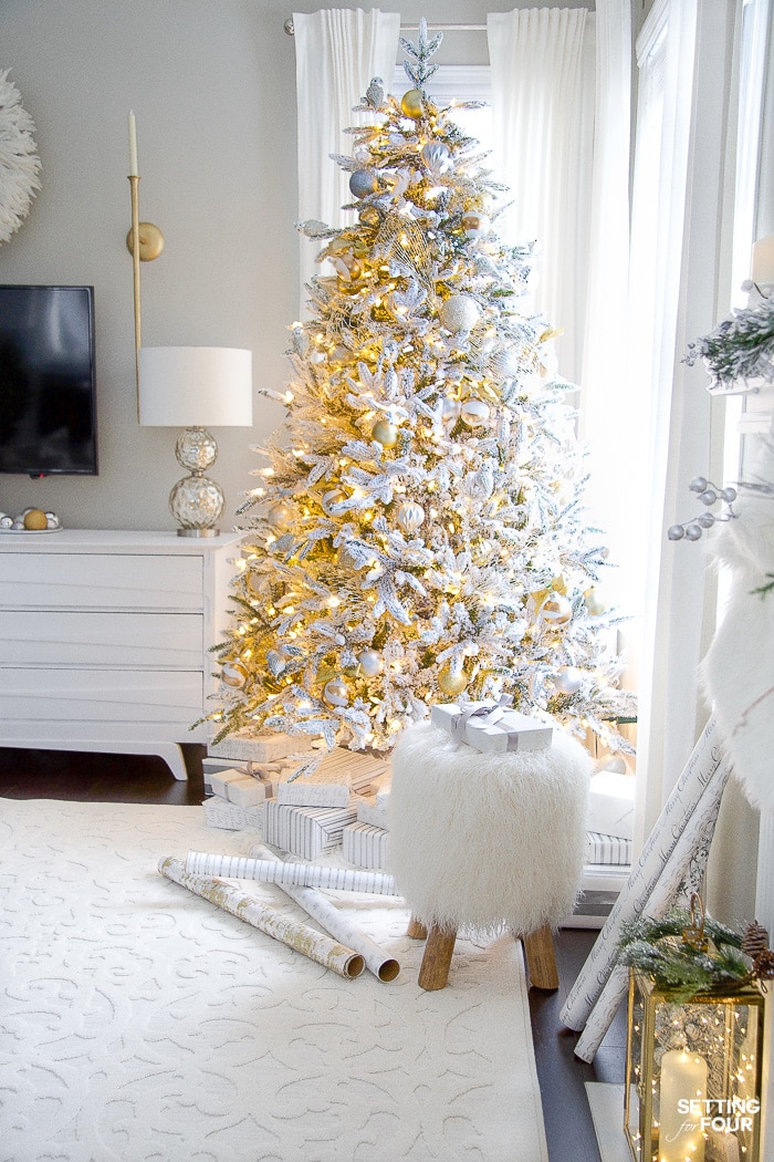 Christmas living room decor ideas. #christmaslivingroom #christmasdecor #christmasdecorations #holidaydecor #xmasdecor