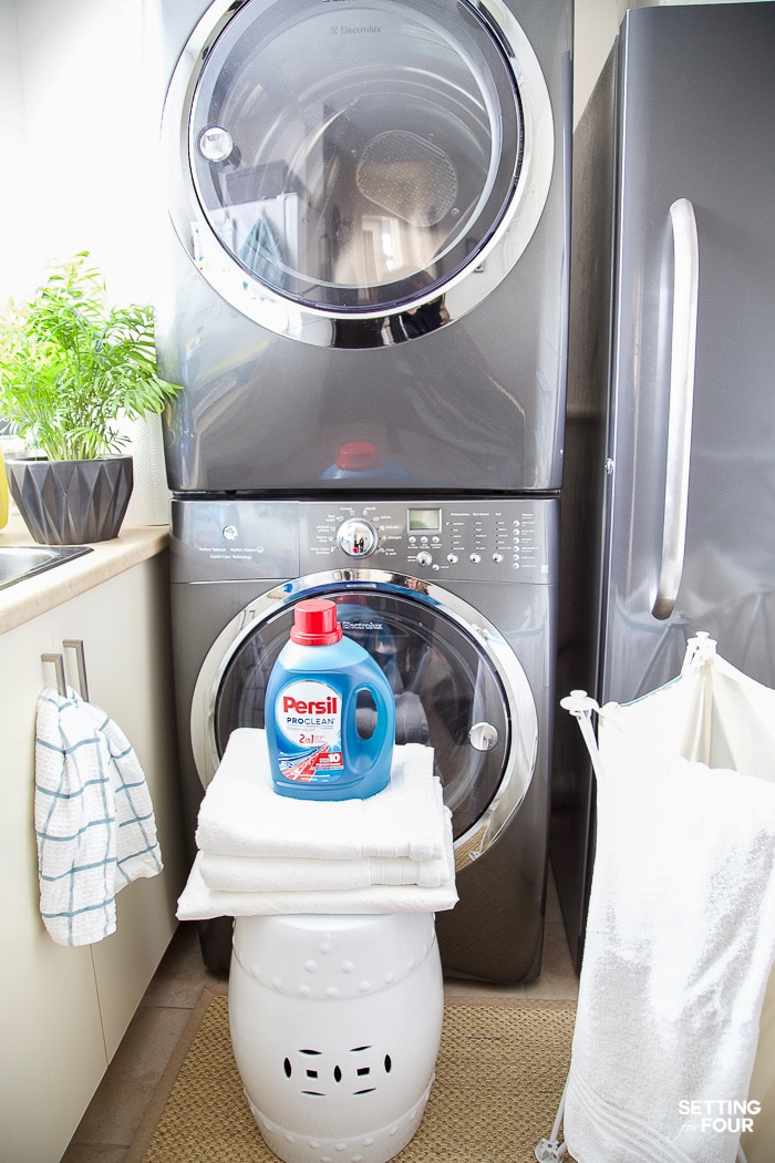 How to clean guest room bedding and towels. Stain fighting laundry detergent #ad #laundryroom #stains #laundry #detergent #guestroom #PersilLaundry