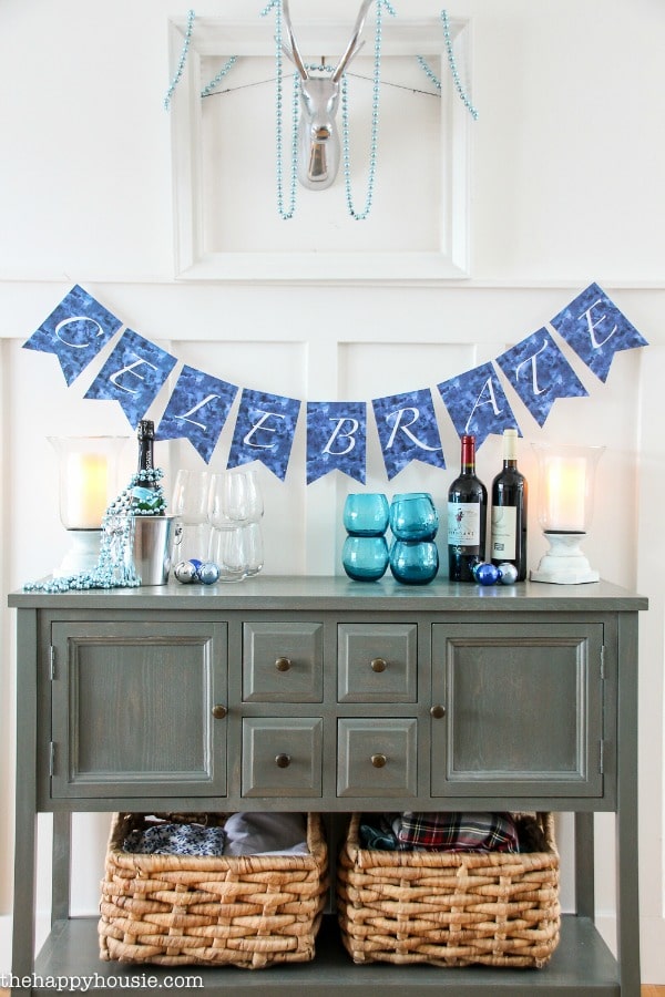 Rustic bar cart hack ideas for New Year's Eve party! DIY party banner #diy #hack #barcart #party #banner #newyearseve