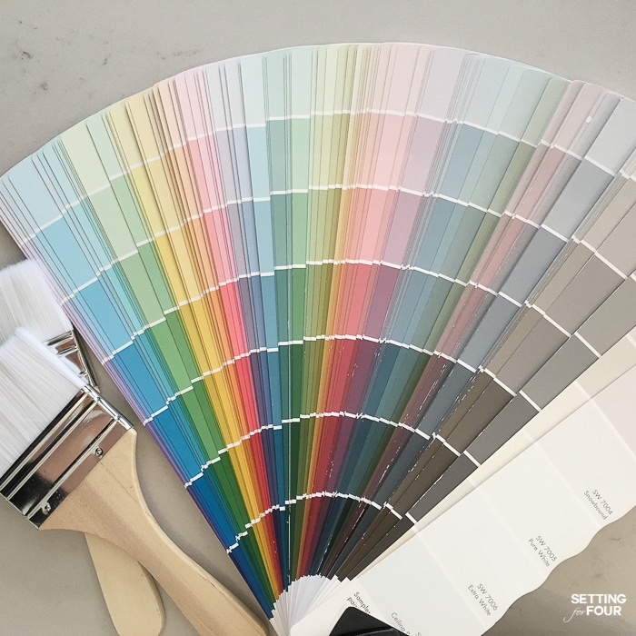 How to select the right paint color for a room using a paint fan deck. This is such a great tip! #paint #color #diy #room #decor #fandeck