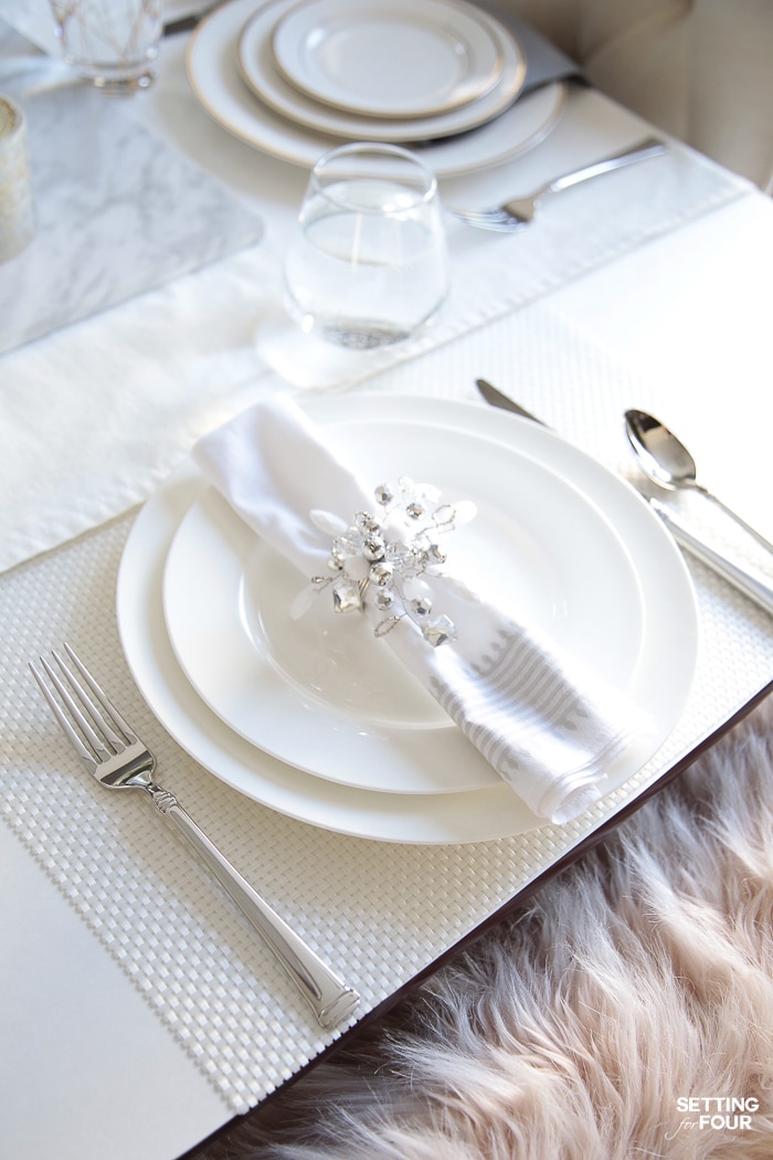 Modern place settings for the dining room. #modern #contemporary #ransitional #placesettings #tabletop #diningroom #dining #flatware #white #dishes