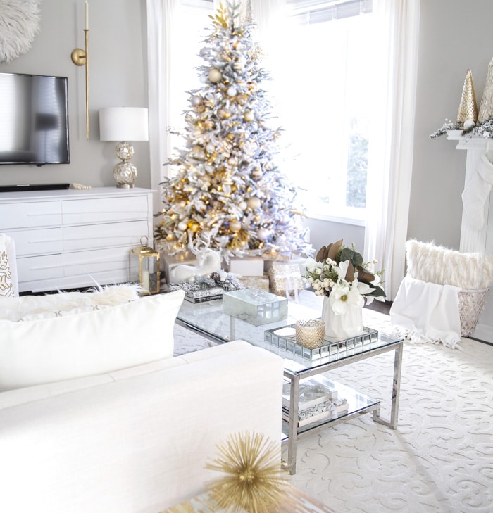 Elegant Gold and White Christmas Living Room Decor Ideas - Setting ...