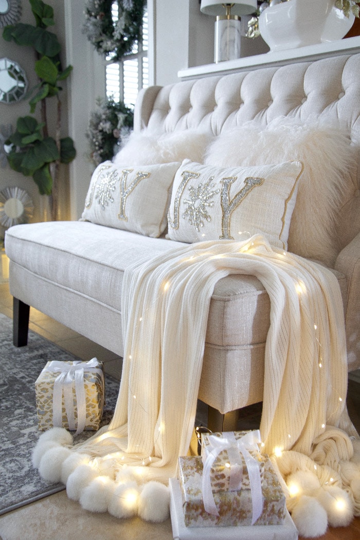 Welcoming Christmas entryway decor. See this cozy front entry bench and simple Christmas decorations!