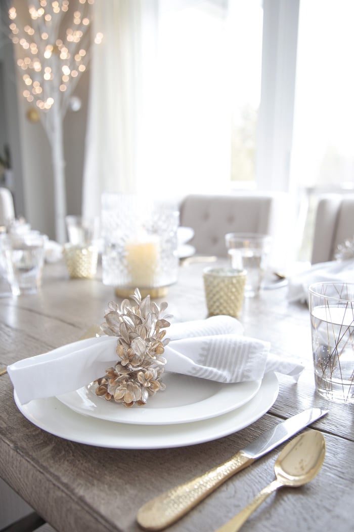 Gold and white Christmas table setting decor ideas.