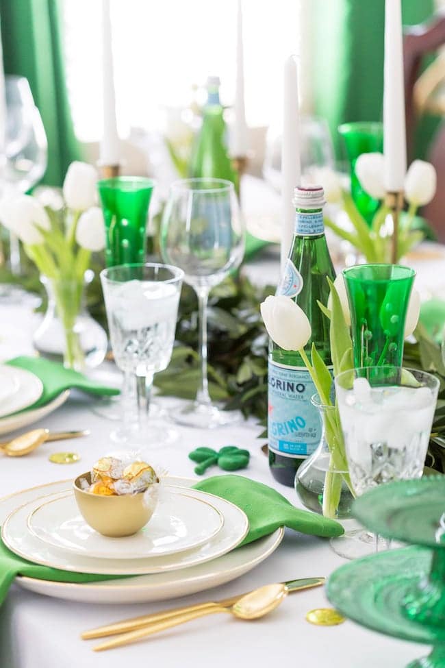 St Patricks Day DIY pots of gold for a tablescape idea.