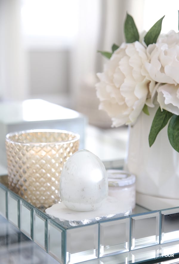 Spring coffee table decor styling ideas with flowers and eggs.