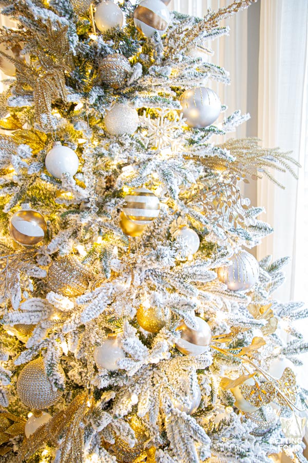 Elegant Gold and White Flocked Christmas Tree Ball Ornament Ideas!
