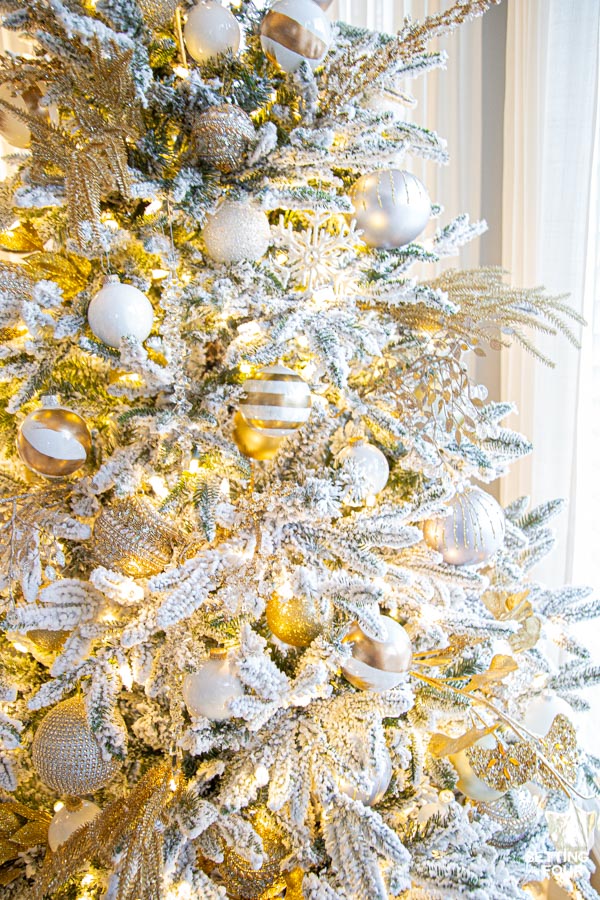 Elegant Crystal, Gold and White Christmas Tree Decor - Setting For Four ...