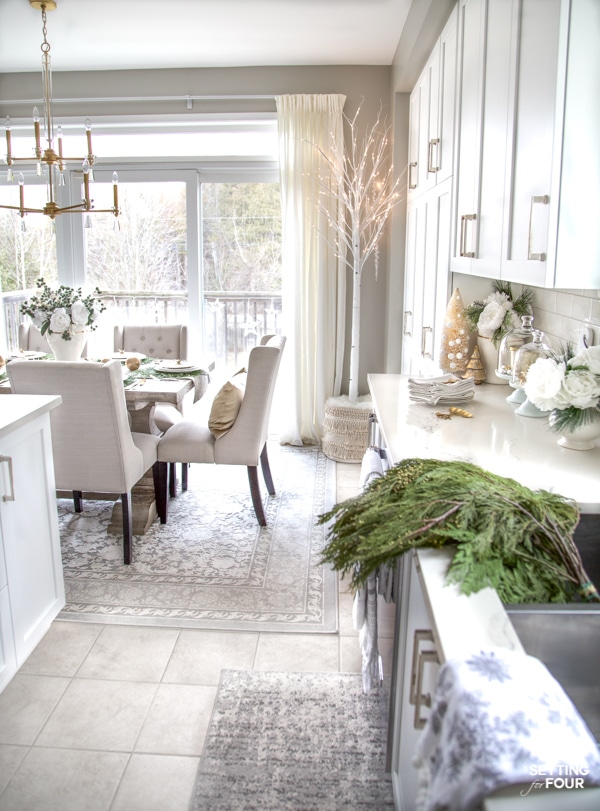 Modern and chic Christmas kitchen decor ideas.