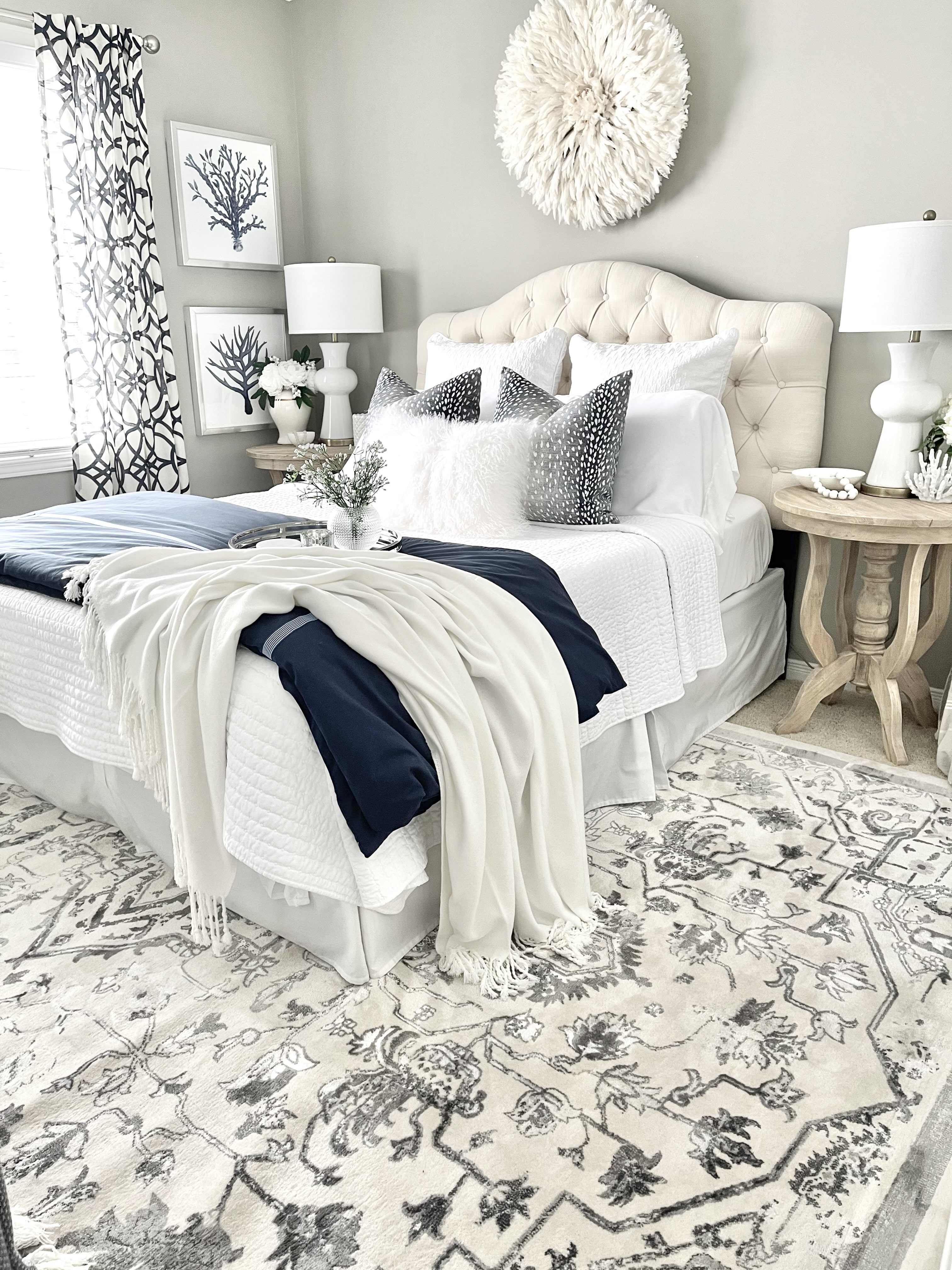 Cozy, Elegant Bedroom Decor Ideas. blue and white, glam, luxury, luxurious, transitional, modern, guest room, primary bedroom, color scheme, bedding decorating ideas, interior design ideas, bedroom wall art ideas.