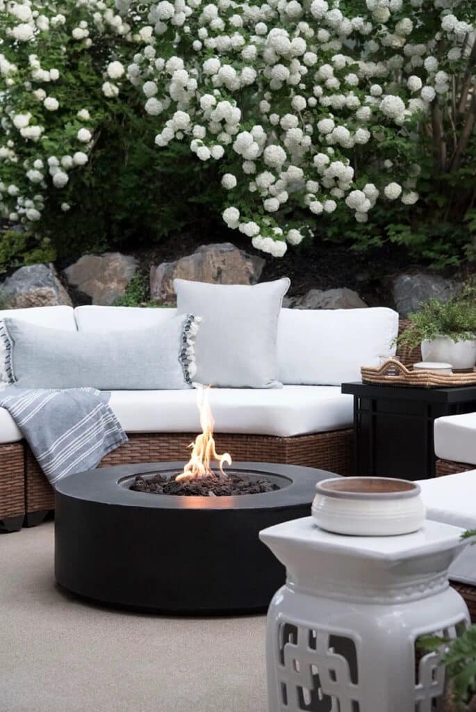 Inexpensive Fire Pit Outdoor Patio Set Up. Outdoor lounge design idea. How to make your outdoor space look expensive.