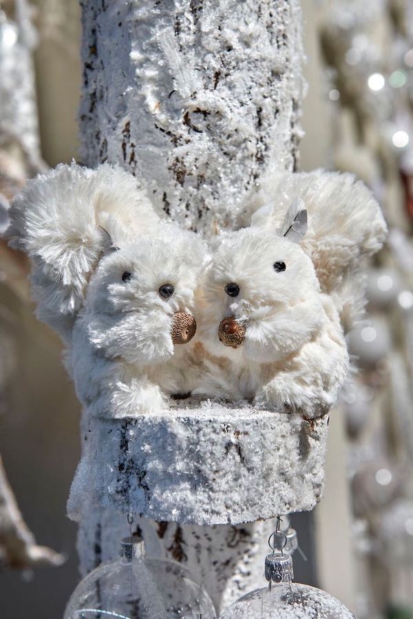 Elegant Woodland Animal Christmas Tree Decor Ideas With Squirrels. Christmas ornaments. Rustic glam holiday decor ideas. Classic, nordic, Scandinavian, transitional, traditional, modern decor ideas.