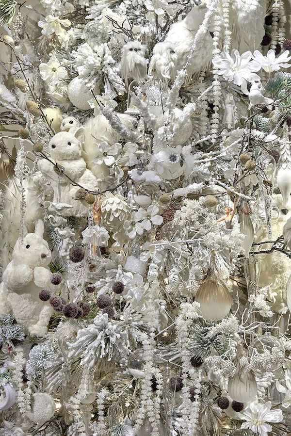 Beautiful Woodland Christmas Tree Theme Decor Ideas. Christmas ornament ideas. Woodland animals, snowy owls, squirrels, flowers, stems. holiday decor ideas. Organic modern, modern farmhouse, cabin, contemporary decor ideas.