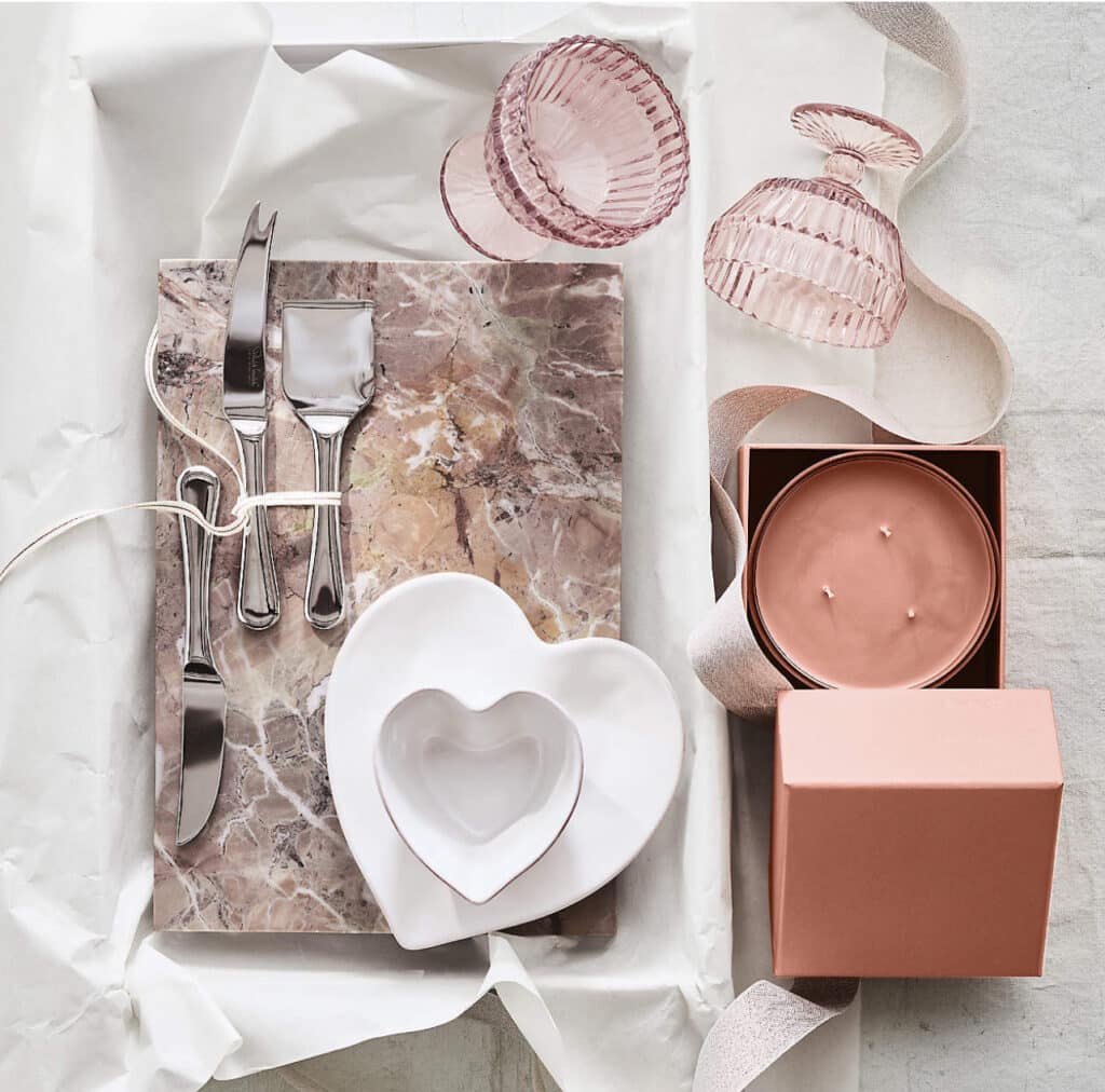 Best Valentine's Day Gift Ideas For Her, For Him, For The Home Decor Lover! cozy, elegant home decor ideas for Valentines' day, Valentine's Day table setting, modern, farmhouse, transitional